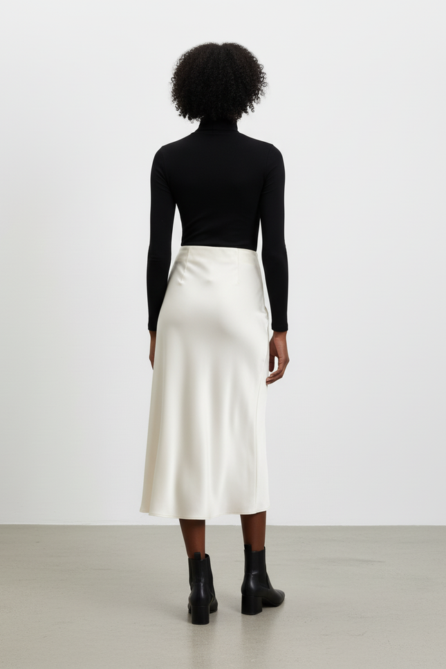 Jupe Midi Satin Crème Élégante